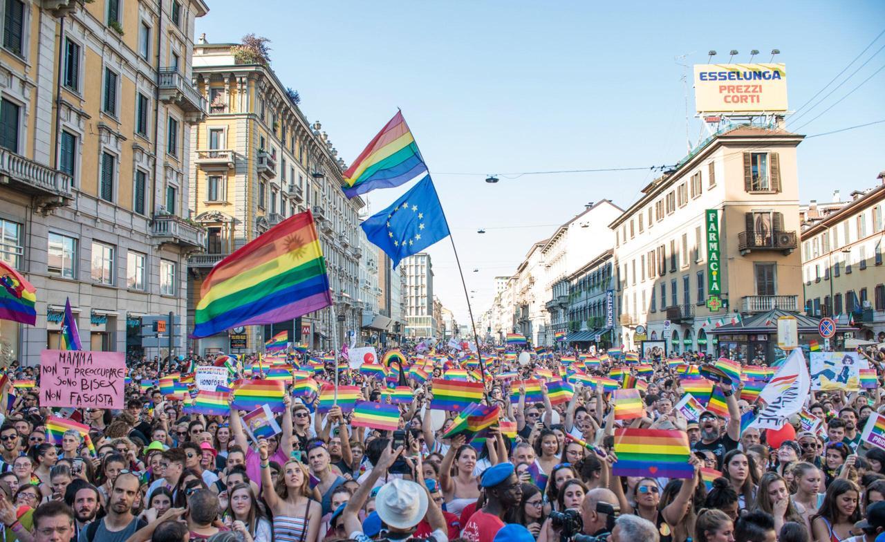 Pride, attesi in 350mila alla parata. Filo diretto con il corteo a Budapest in nome della resistenza arcobaleno Pride, attesi in 350mila alla parata. Filo diretto con il corteo a Budapest in nome della resistenza arcobaleno