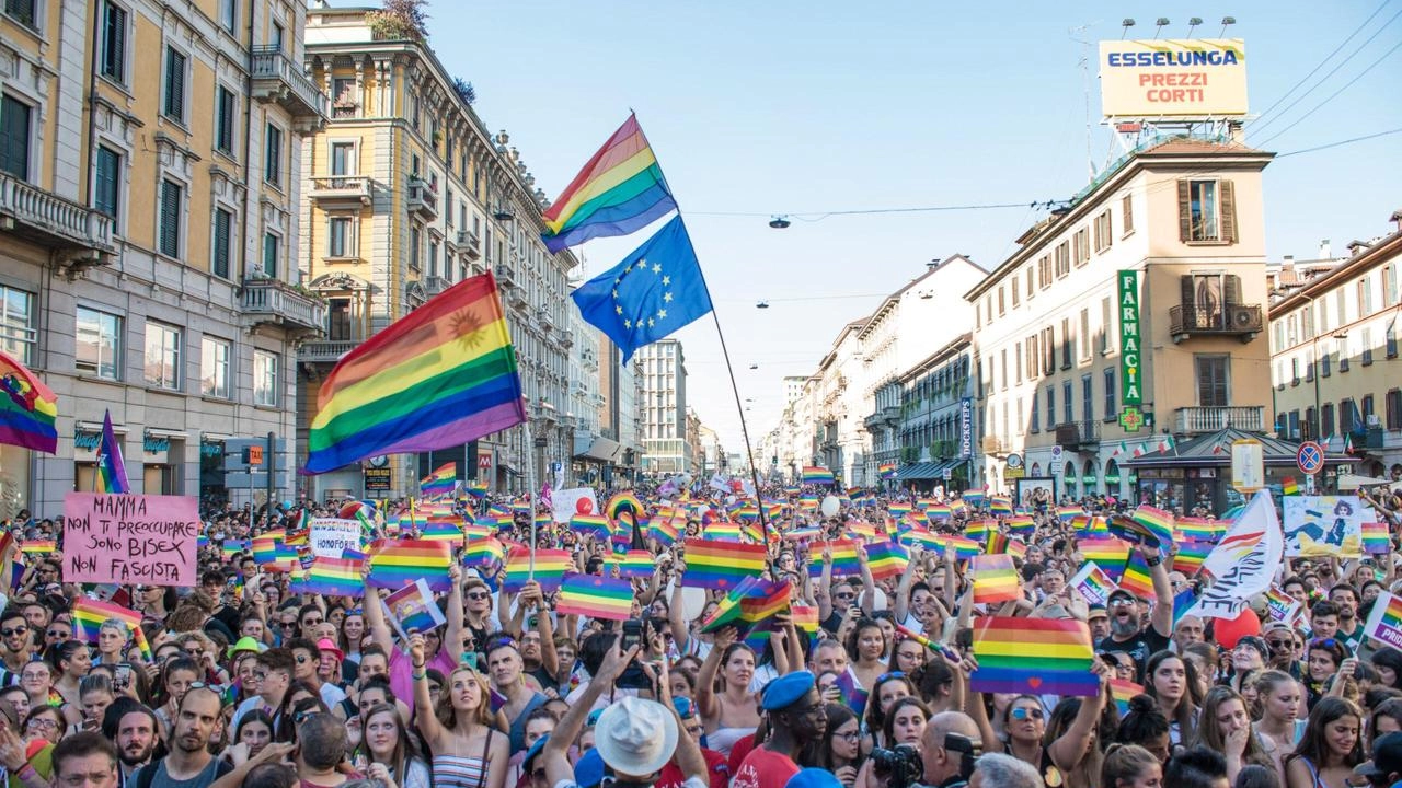 Oggi alle 15.30 la manifestazione della comunità Lgbtqia+ da piazza della Repubblica all’Arco della Pace. Al concerto serale sul palco BigMama, Sarah Toscano, Michele Bravi, Orietta Berti, Mida e Levante. Oggi alle 15.30 la manifestazione della comunità Lgbtqia+ da piazza della Repubblica all’Arco della Pace. Al concerto serale sul palco BigMama, Sarah Toscano, Michele Bravi, Orietta Berti, Mida e Levante.
