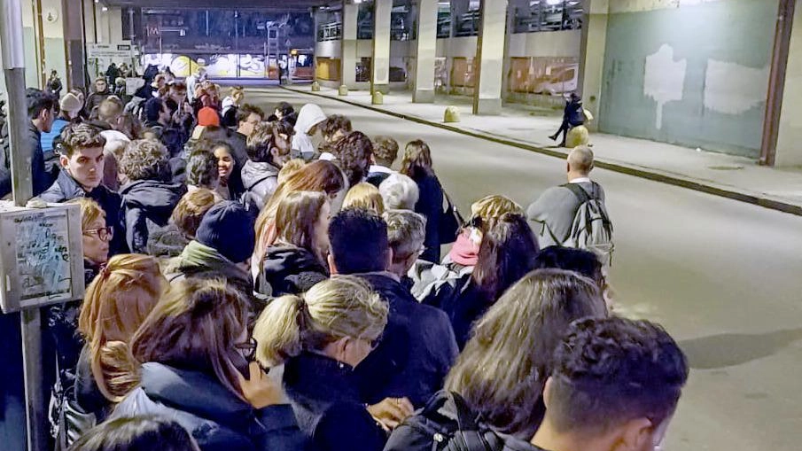 Pendolari tra disagi e ritardi: a Rosate e Comuni limitrofi verso Milano Famagosta, problemi di trasporto pubblico persistono. Incontro in Regione per trovare soluzioni. Pendolari tra disagi e ritardi: a Rosate e Comuni limitrofi verso Milano Famagosta, problemi di trasporto pubblico persistono. Incontro in Regione per trovare soluzioni.