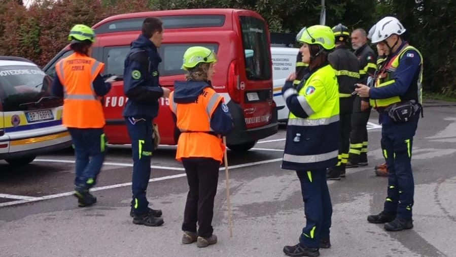 Il campo base allestito a Eupilio per le ricerche del pensionato