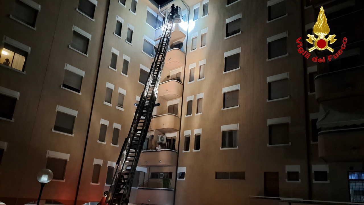 I vigili del fuoco sono dovuti arrivare all’alloggio del piano superiore forzando una finestra Poi hanno chiuso l’erogatore I vigili del fuoco sono dovuti arrivare all’alloggio del piano superiore forzando una finestra Poi hanno chiuso l’erogatore