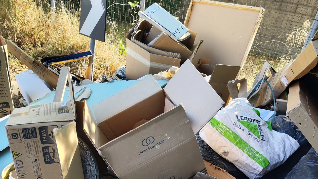 Discarica a cielo aperto, gettati documenti ma i proprietari sono stati rintracciati e sanzionati Discarica a cielo aperto, gettati documenti ma i proprietari sono stati rintracciati e sanzionati