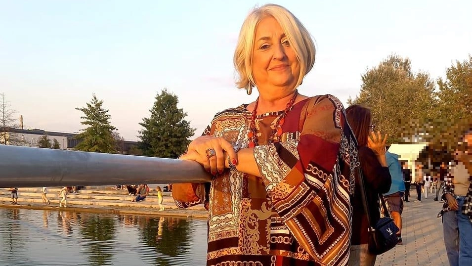 Silvana Damato 69 anni a lato del laghetto del parco in una foto del suo profilo Facebook
