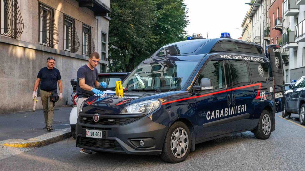 Milano, aggredito a coltellate in via Pellizza Da Volpedo: i carabinieri sul posto Milano, aggredito a coltellate in via Pellizza Da Volpedo: i carabinieri sul posto