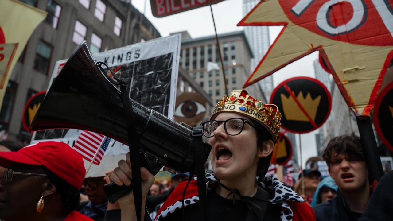 Proteste di massa contro Donald Trump in città come New York, Los Angeles e Philadelphia, con migliaia di partecipanti. Proteste di massa contro Donald Trump in città come New York, Los Angeles e Philadelphia, con migliaia di partecipanti.