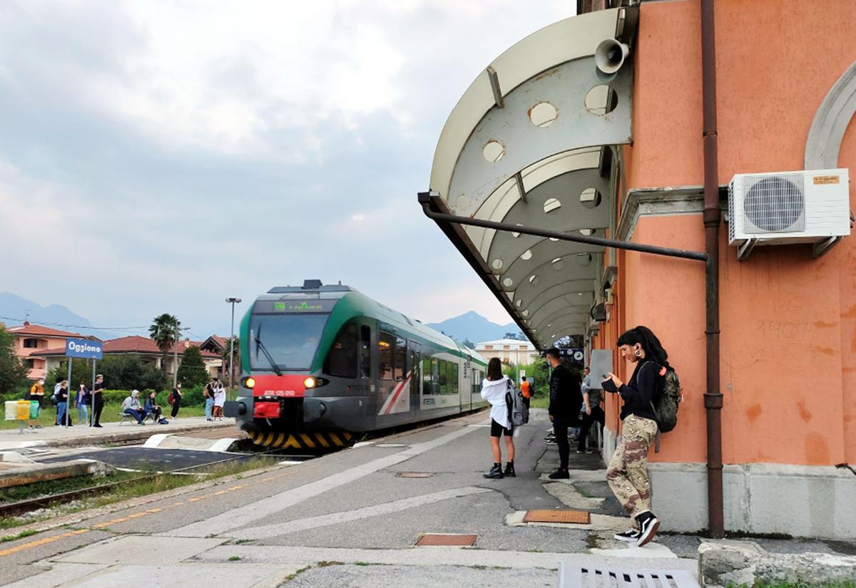 Tragedia in stazione a Oggiono, uomo investito da un treno. Bloccata la Lecco Molteno Monza