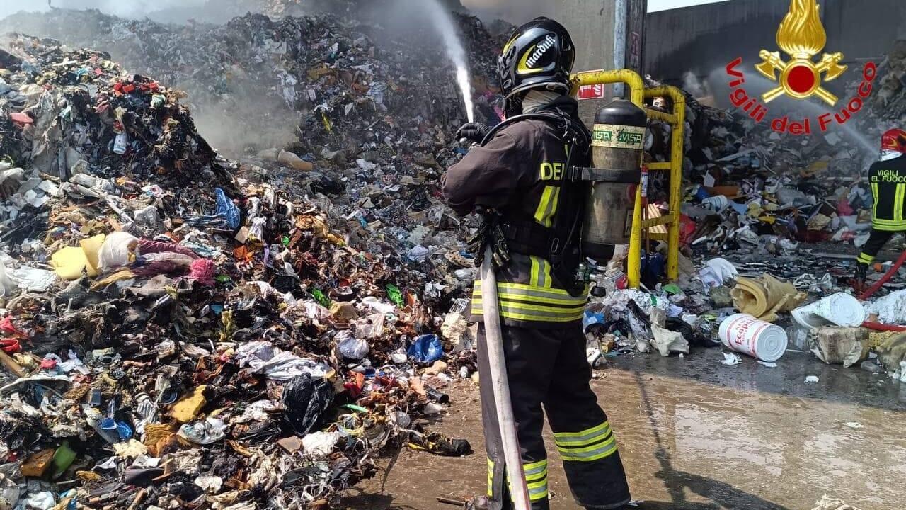 Cermenate, incendio nel centro di stoccaggio rifiuti. Il sindaco: “Tenete porte e finestre chiuse” Cermenate, incendio nel centro di stoccaggio rifiuti. Il sindaco: “Tenete porte e finestre chiuse”