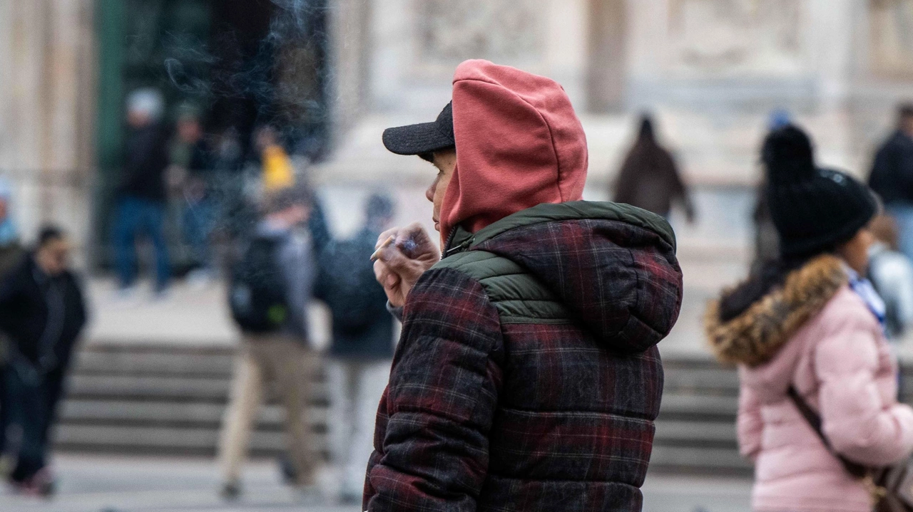 Un giovane mentre fuma in Piazza Duomo: dal 1° gennaio è vietato Un giovane mentre fuma in Piazza Duomo: dal 1° gennaio è vietato
