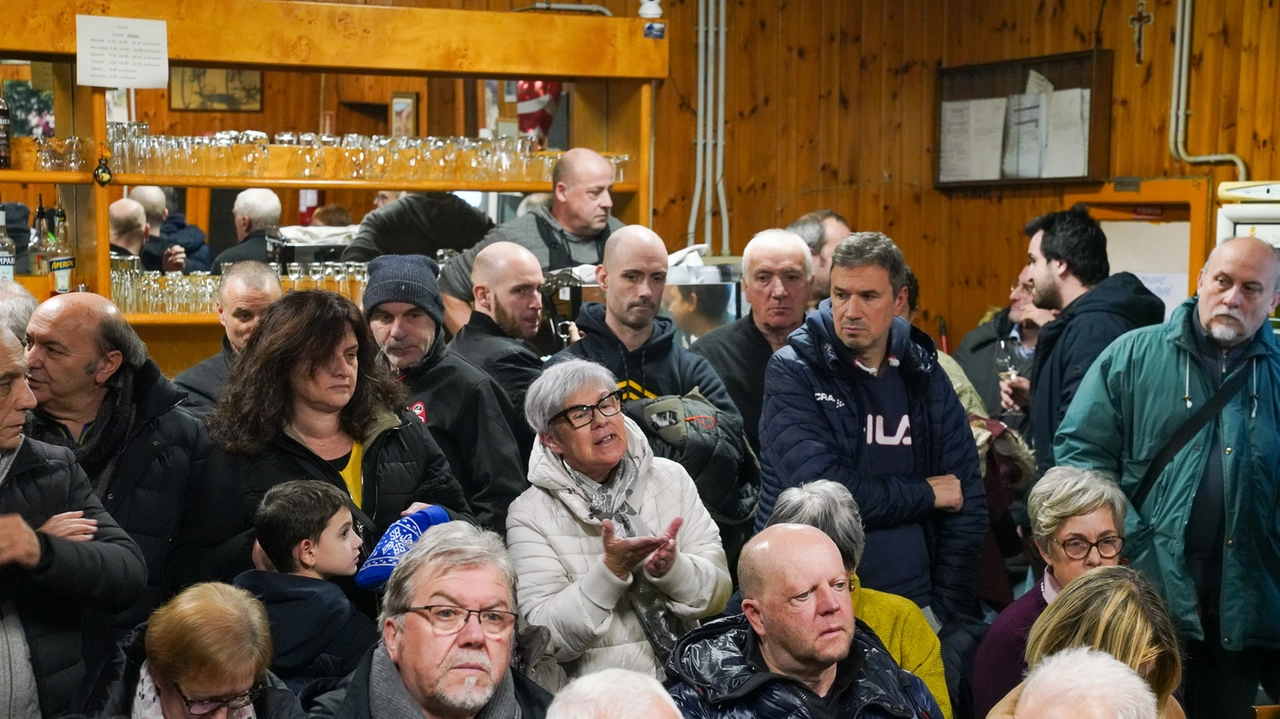 L'affollata assemblea al circolo Arci di Triulza L'affollata assemblea al circolo Arci di Triulza