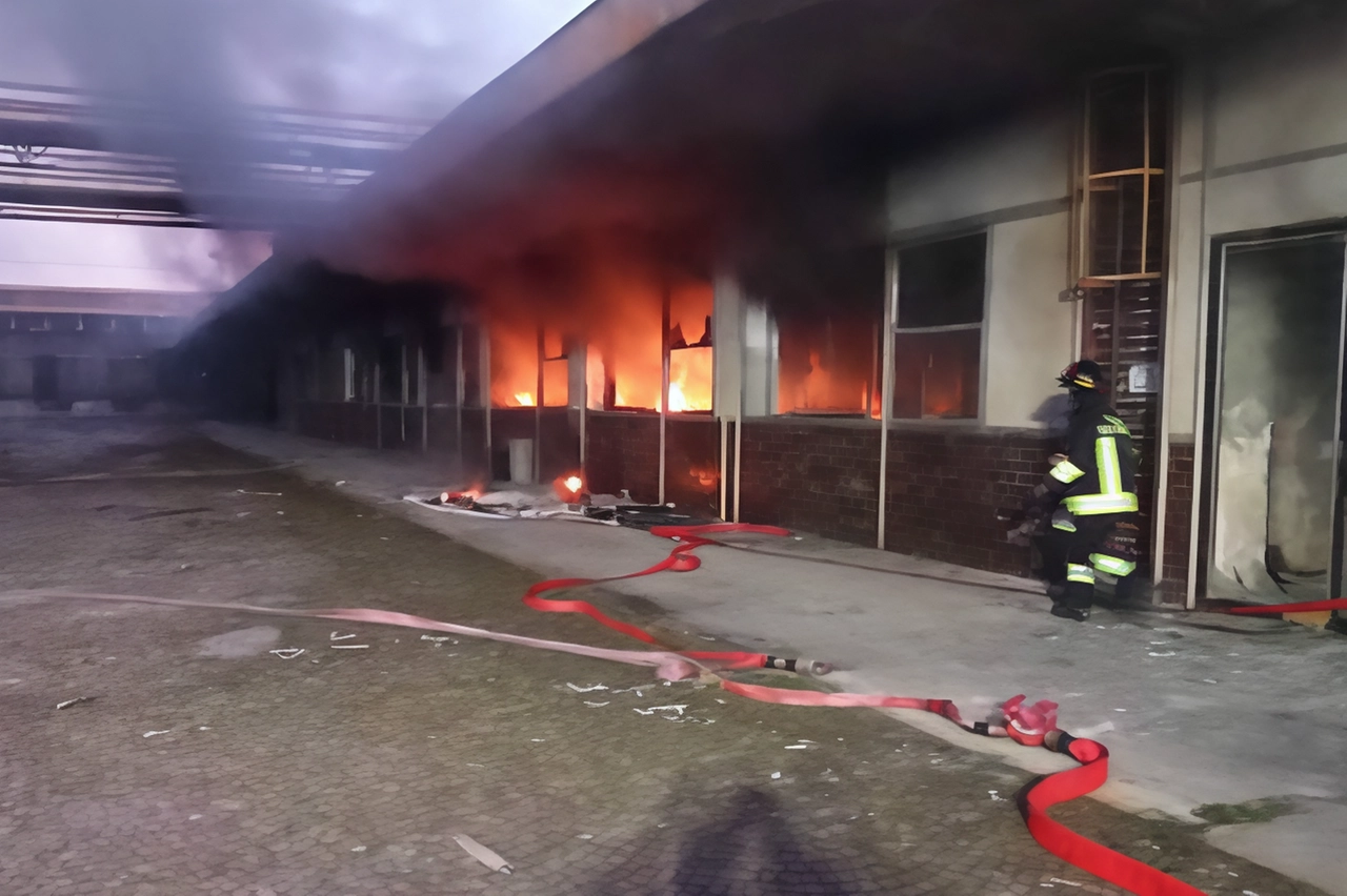 Incendi dolosi nell’ex fabbrica: quarantesimo intervento in un anno