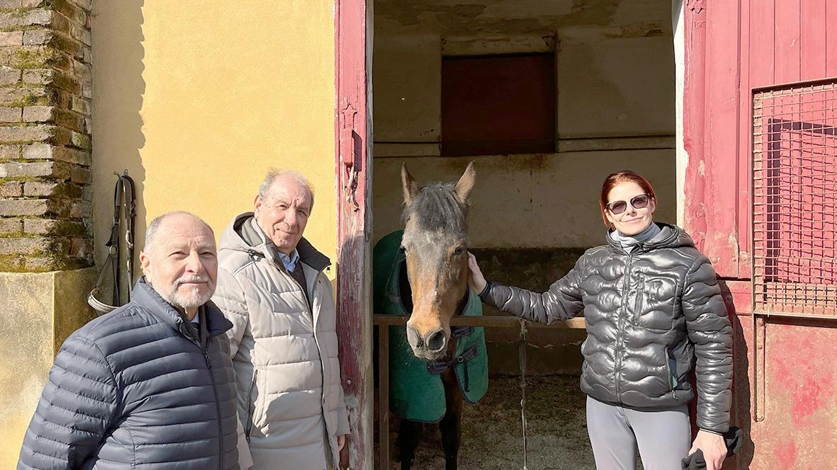 Da sinistra con Querida il tesoriere del Cer (Centro equestre di rieducazione) Ernesto Gandini, il presidente Giancarlo Piermattei e l’istruttrice Francesca Fornasari