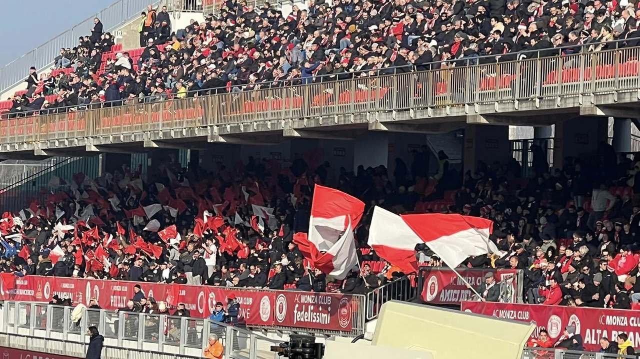Non si placa la polemica sull'intitolazione dello stadio di Monza a Silvio Berlusconi Non si placa la polemica sull'intitolazione dello stadio di Monza a Silvio Berlusconi