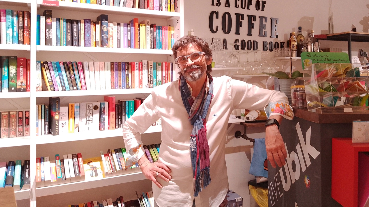 Luca Previato nell’angolo del caffè della sua Ubik a Legnano Luca Previato nell’angolo del caffè della sua Ubik a Legnano