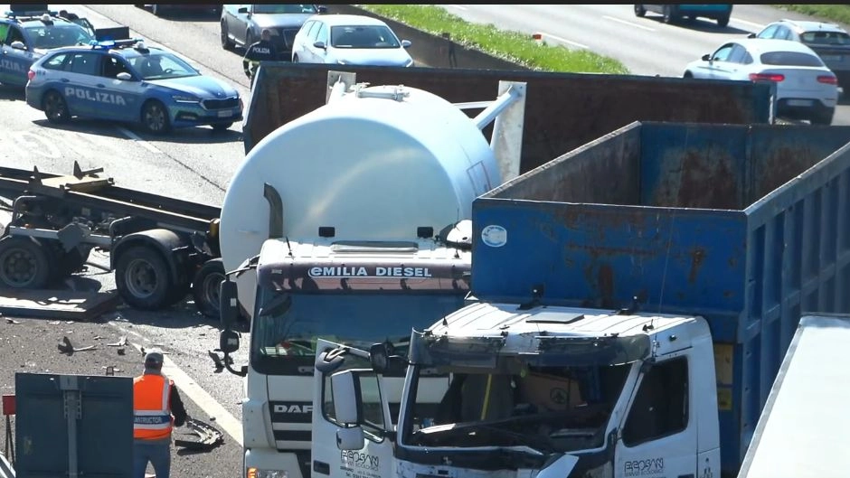 Incidente sull'A1 a San Giuliano Milanese (Frame video LocalTeam)