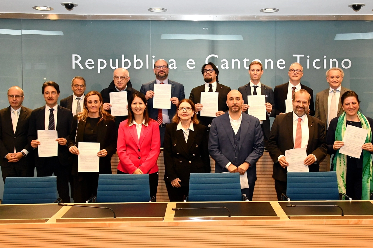 Foto di gruppo per le due delegazioni, Lombardia e Canton Ticino, ritrovatesi a Bellinzona per la firma sulla lettera d'intenti