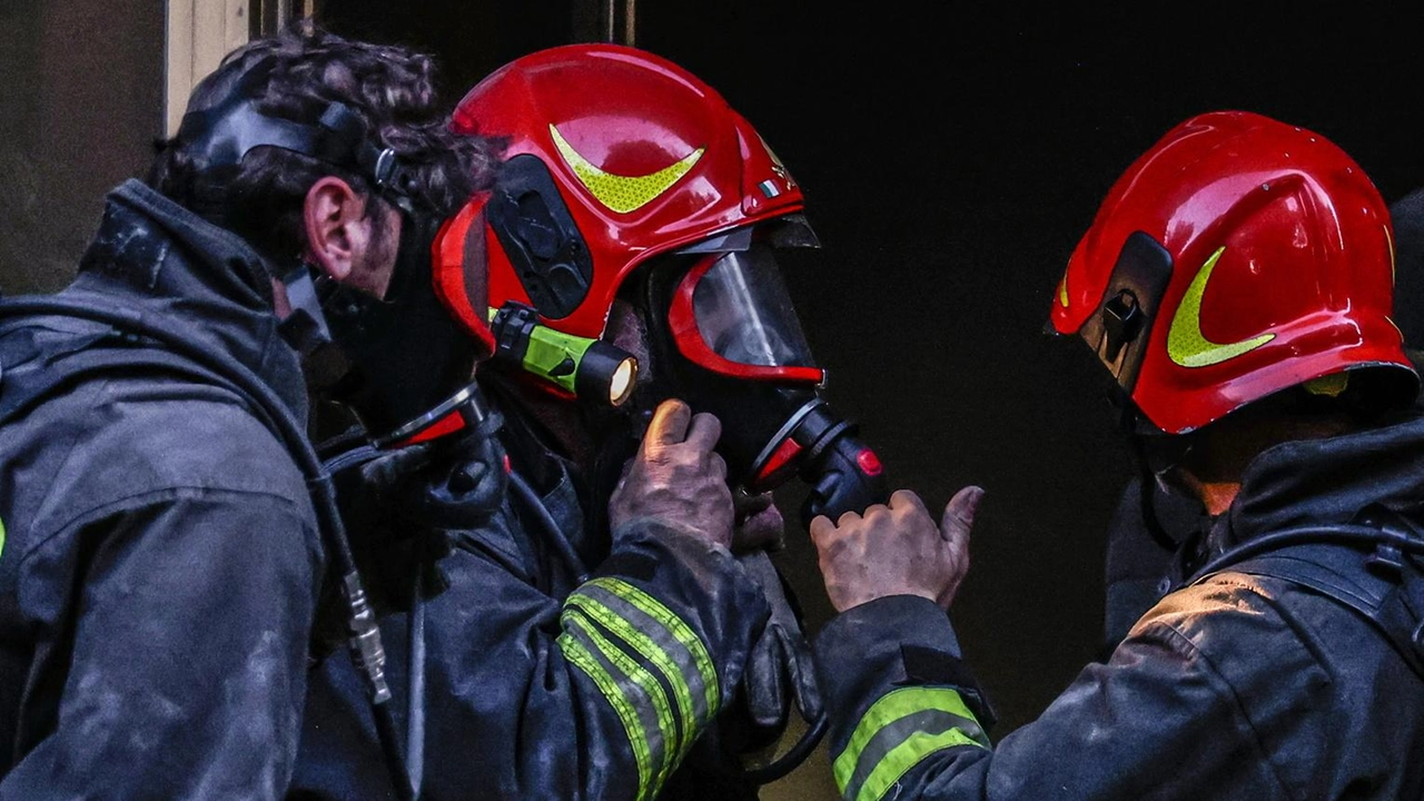 Esplode una bombola del gas che sventra l’appartamento e danneggia quelli accanto. Madre e figli, inquilini nella casa distrutta,... Esplode una bombola del gas che sventra l’appartamento e danneggia quelli accanto. Madre e figli, inquilini nella casa distrutta,...