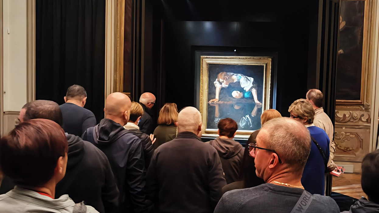 Boom di visitatori per ammirare il Narciso L’opera del Caravaggio Raffigura il mitologico eroe greco innamorato della sua stessa immagine Boom di visitatori per ammirare il Narciso L’opera del Caravaggio Raffigura il mitologico eroe greco innamorato della sua stessa immagine