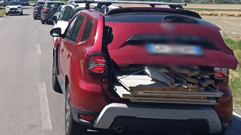 Rabbia sulla via della discarica: 80 auto in coda