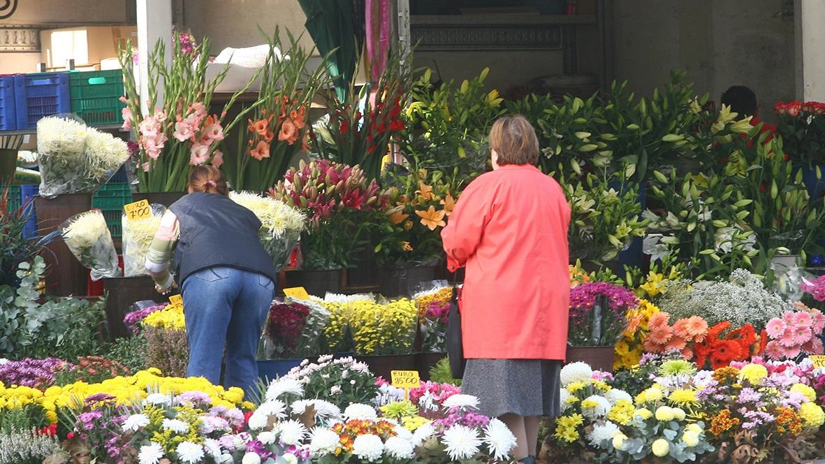 Sono state presentate domande solo per vendere fiori al cimitero, dove il periodo dal 27 ottobre al 2 novembre è più redditizio Sono state presentate domande solo per vendere fiori al cimitero, dove il periodo dal 27 ottobre al 2 novembre è più redditizio