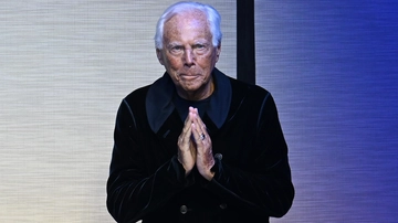 Giorgio Armani in convalescenza dopo un ricovero: non sarà alle sfilate di Milano