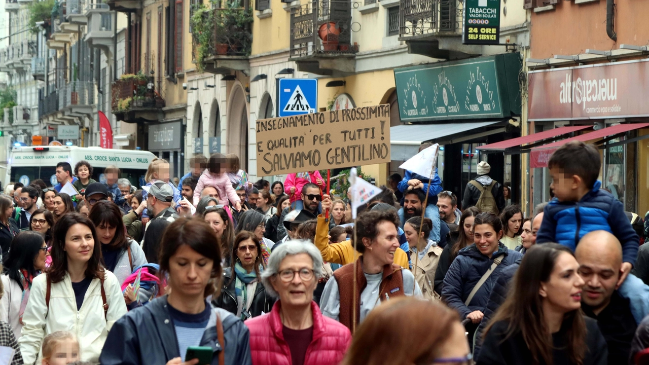 Il corteo in corso San Gottardo per salvare la scuola Gentilino (Foto Salmoirago)