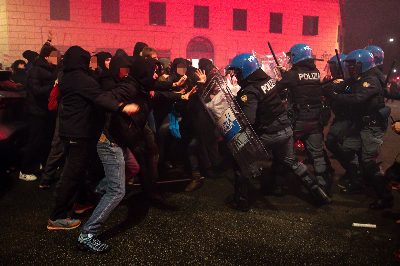 Scontri tra manifestanti e forze dell'ordine durante la manifestazione per Ramy Elgaml, nel quartiere di San Lorenzo a Roma