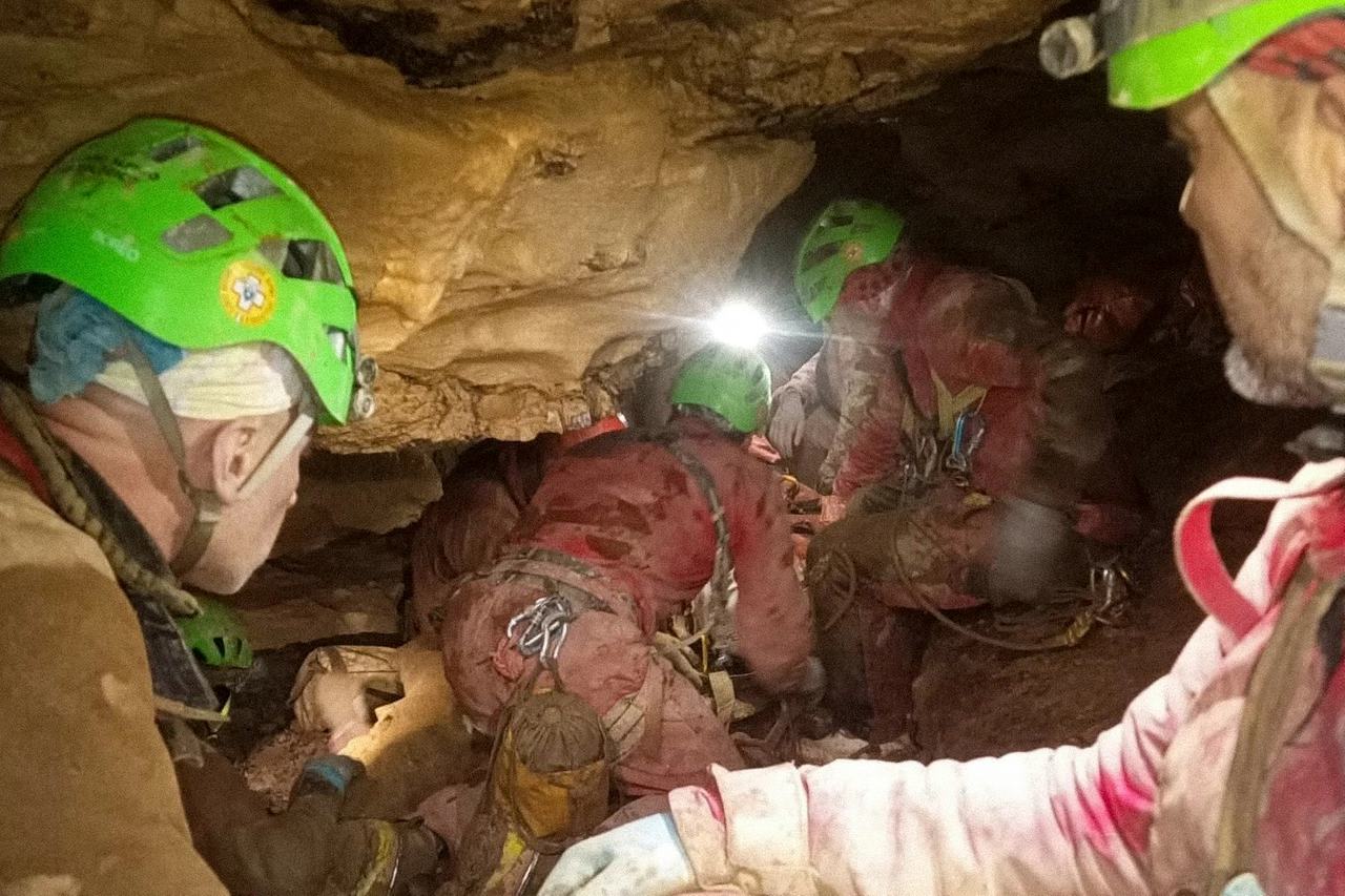 Le squadre di soccorritori al lavoro per salvare Ottavia Piana, la speleologa intrappolata nella cavità carsica Abisso Bueno di Fonteno