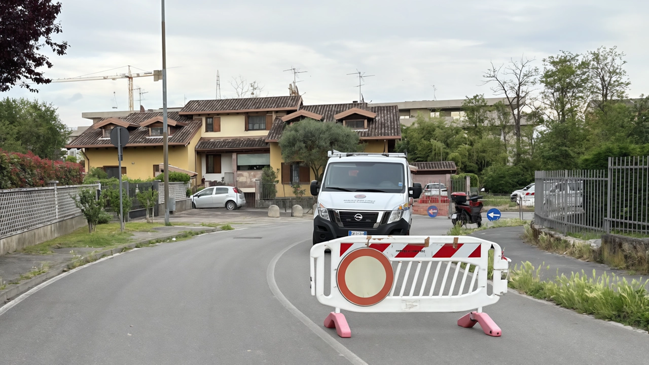 Guasto alla fognatura, cede il manto stradale e si apre una voragine in via della Liberazione, disagi a Cambiago. La... Guasto alla fognatura, cede il manto stradale e si apre una voragine in via della Liberazione, disagi a Cambiago. La...
