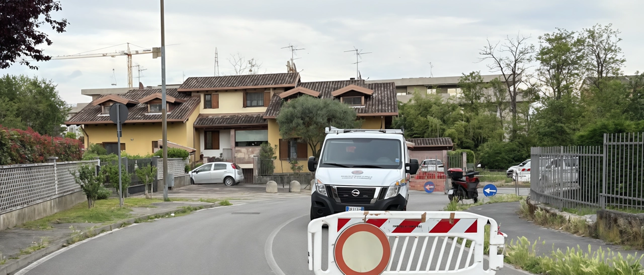 Un guasto alla fognatura. Cede la strada