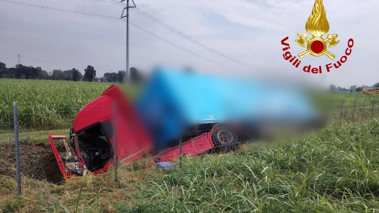 Il camion che è finito in un fosso al bordo dell'autostrada A1 all'altezza di Somaglia Il camion che è finito in un fosso al bordo dell'autostrada A1 all'altezza di Somaglia