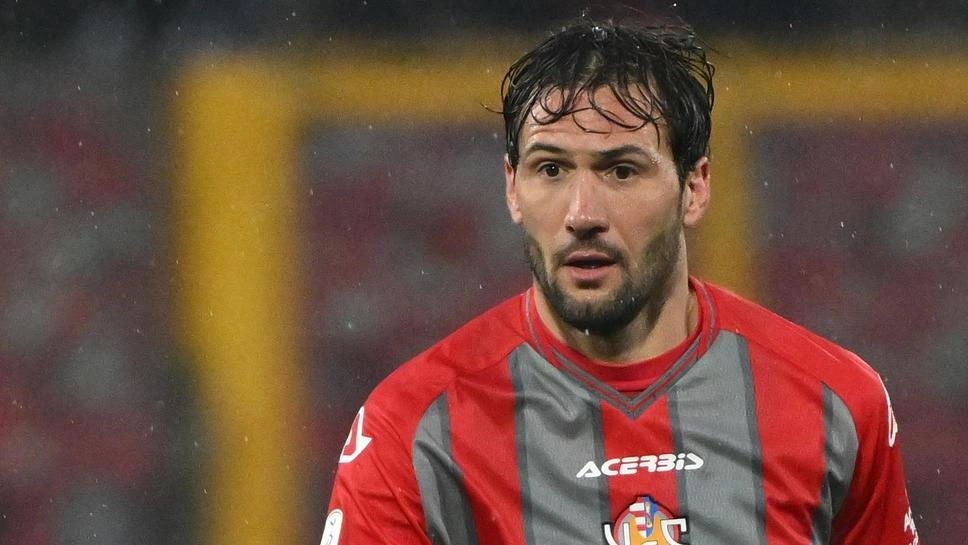 BARI Il beffardo autogol di Bianchetti in recupero nega la vittoria a una Cremonese calata alla distanza. A Bari finisce 1-1... BARI Il beffardo autogol di Bianchetti in recupero nega la vittoria a una Cremonese calata alla distanza. A Bari finisce 1-1...