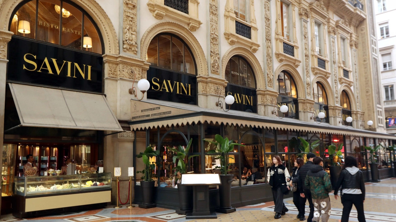 Le vetrine dello storico ristorante Savini in Galleria Vittorio Emanuele Le vetrine dello storico ristorante Savini in Galleria Vittorio Emanuele
