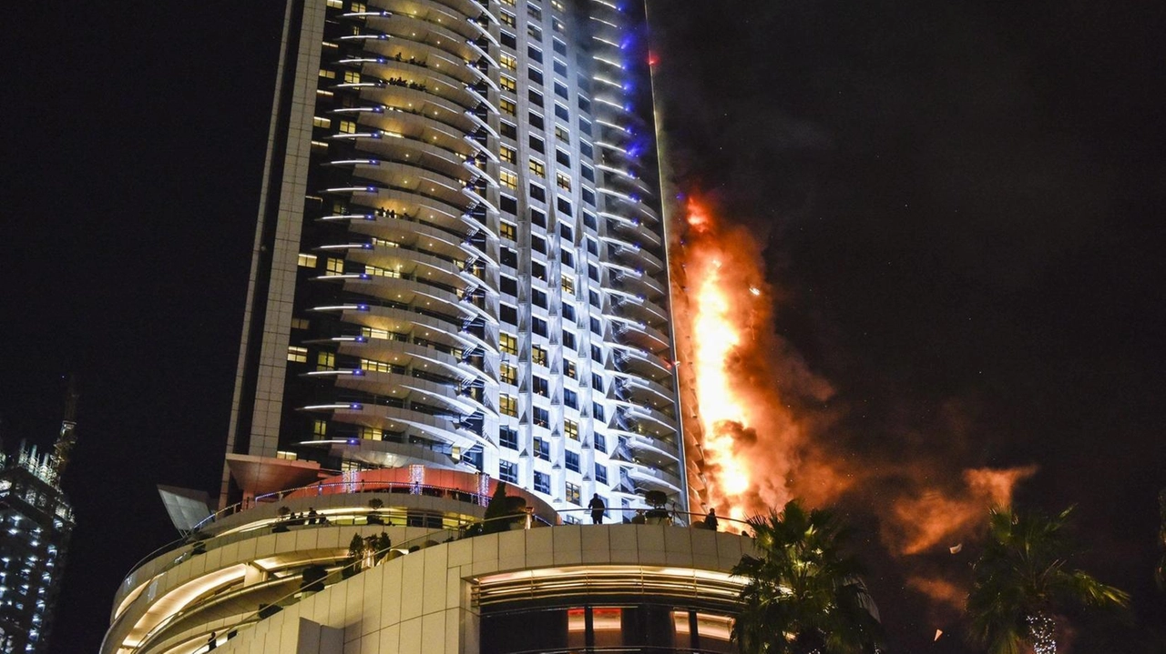 Un incendio ha colpito il grattacielo Marina Pinnacle di Dubai. Evacuati 3.800 residenti, nessun ferito segnalato. Un incendio ha colpito il grattacielo Marina Pinnacle di Dubai. Evacuati 3.800 residenti, nessun ferito segnalato.