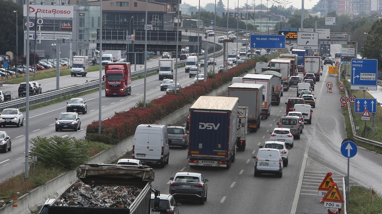 Svincoli bloccati e asfaltature hanno costretto migliaia di automobilisti a uscire appena possibile dal viale paralizzato intasando anche la viabilità locale Svincoli bloccati e asfaltature hanno costretto migliaia di automobilisti a uscire appena possibile dal viale paralizzato intasando anche la viabilità locale