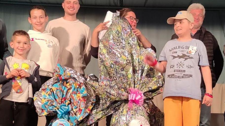 Caccia alle uova purché di cioccolato. Un premio per tutti Caccia alle uova purché di cioccolato. Un premio per tutti