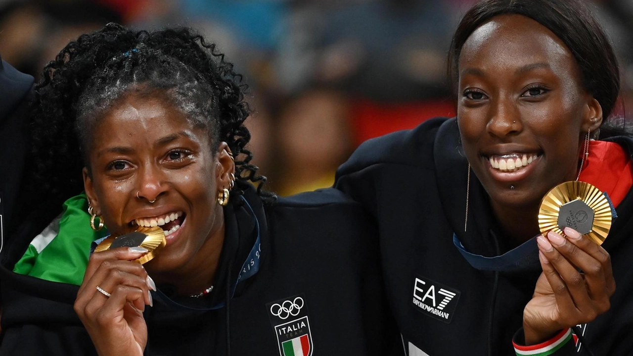 Miriam Sylla e Paola Egonu mostrano la medaglia d’oro appena conquistata ai Giochi Olimpici di Parigi 2024 con la maglia della nazionale italiana di volley Miriam Sylla e Paola Egonu mostrano la medaglia d’oro appena conquistata ai Giochi Olimpici di Parigi 2024 con la maglia della nazionale italiana di volley
