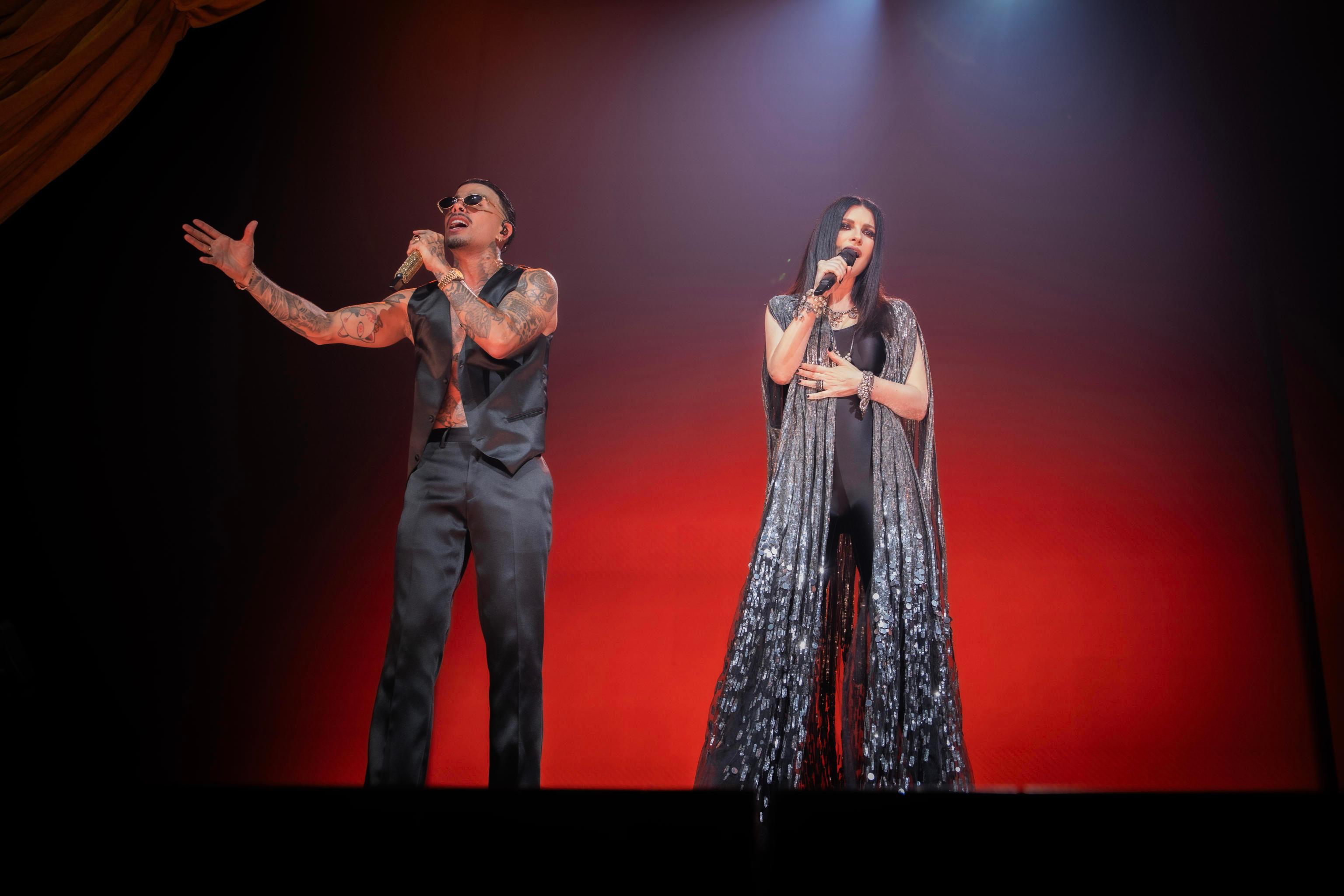 Laura Pausini a sorpresa al Forum di Assago duetta con Rauw Alejandro Laura Pausini a sorpresa al Forum di Assago duetta con Rauw Alejandro