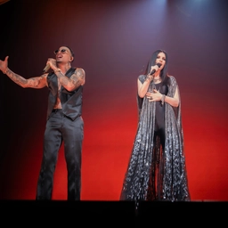 Laura Pausini a sorpresa al Forum di Assago duetta con Rauw Alejandro