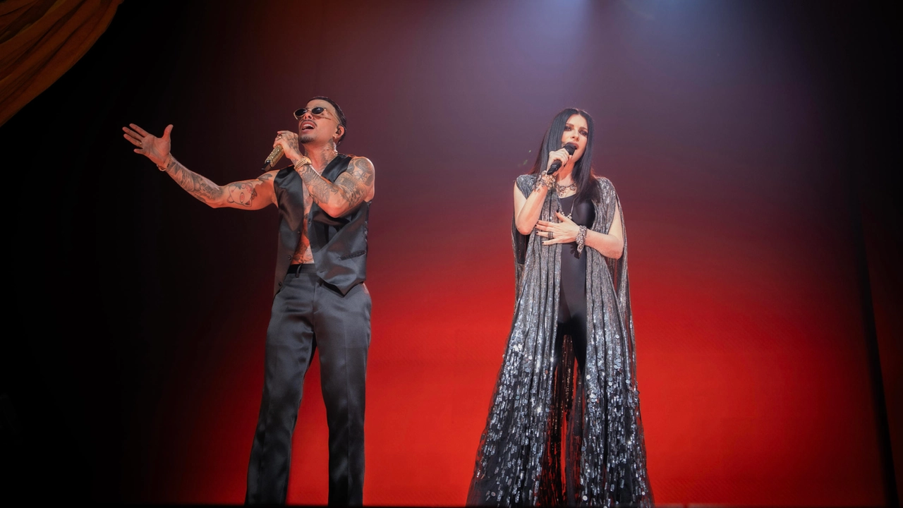 Laura Pausini a sorpresa al Forum di Assago duetta con Rauw Alejandro