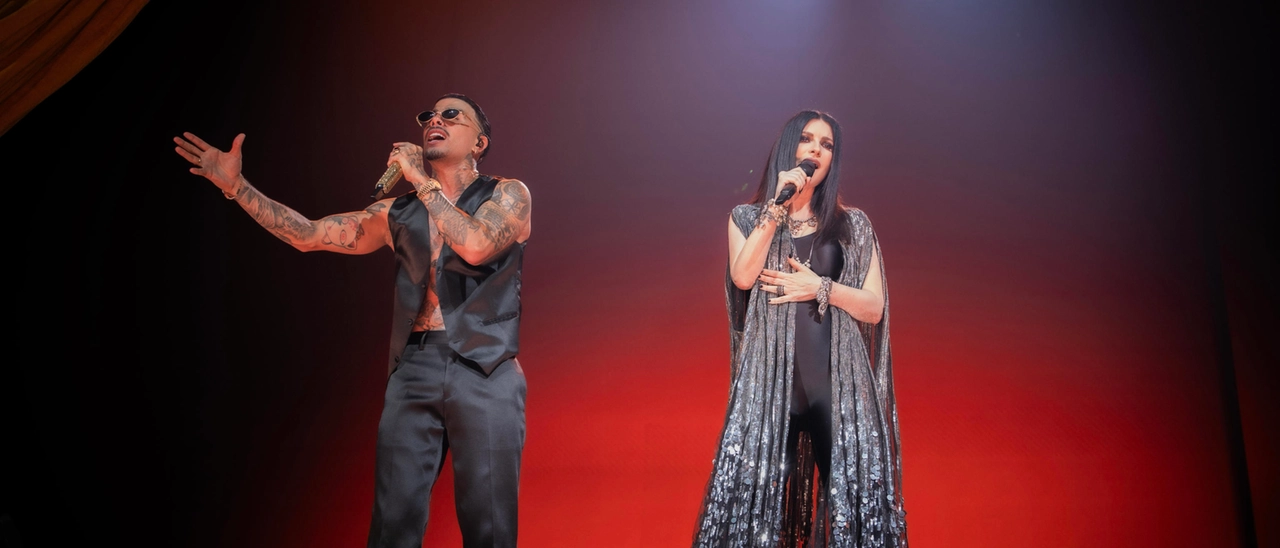 Laura Pausini a sorpresa al Forum di Assago duetta con Rauw Alejandro