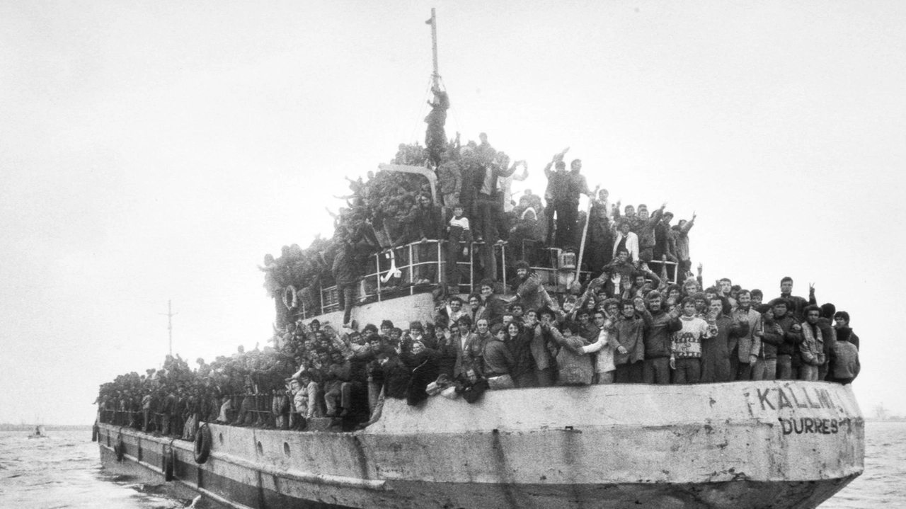 È il 1991, così Lotti documenta. l’arrivo dei profughi albanesi a Brindisi È il 1991, così Lotti documenta. l’arrivo dei profughi albanesi a Brindisi