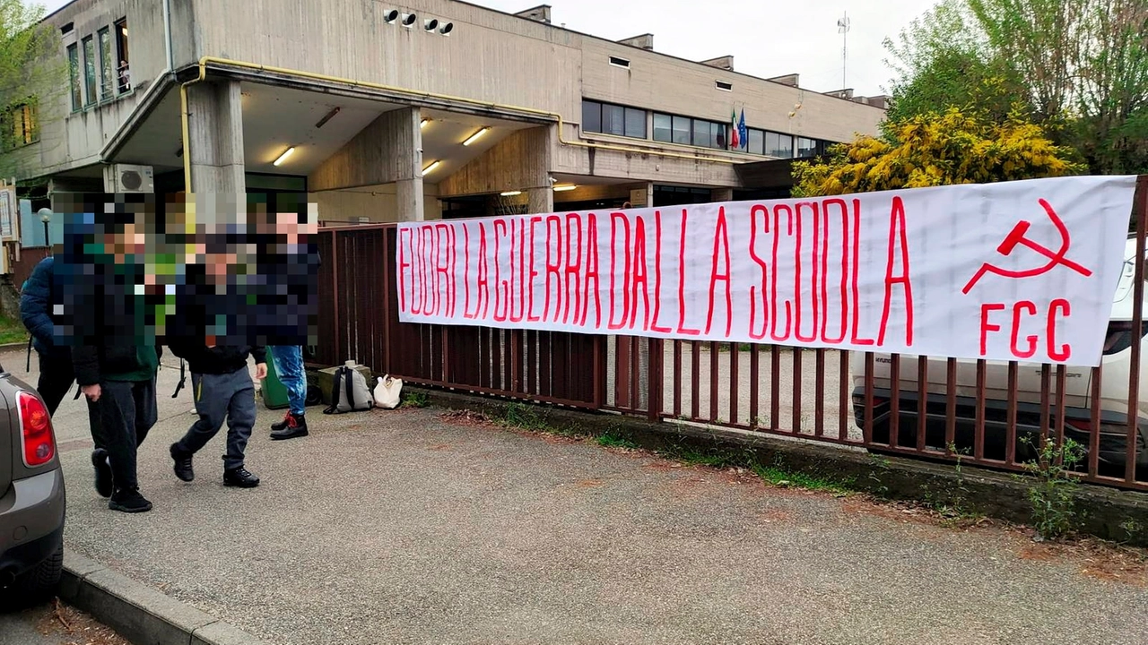 Lo striscione fuori dal Copernico di Pavia