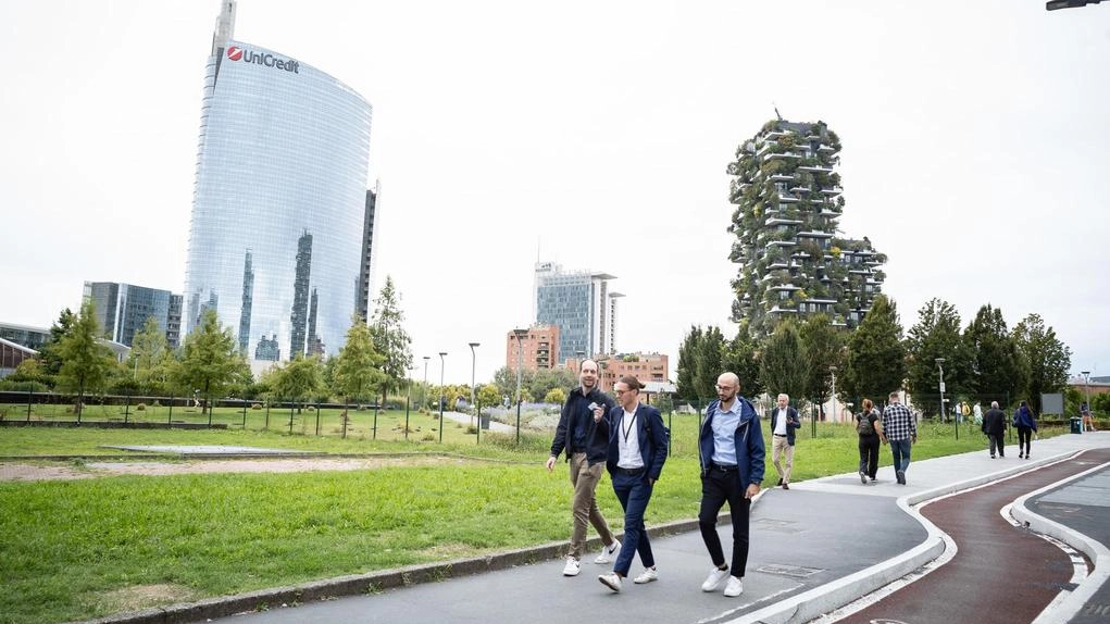 La "Biblioteca degli alberi" a Porta Nuova è un giardino botanico contemporaneo molto frequentato, apprezzato per la sua bellezza ma anche criticato per problemi di sicurezza. La "Biblioteca degli alberi" a Porta Nuova è un giardino botanico contemporaneo molto frequentato, apprezzato per la sua bellezza ma anche criticato per problemi di sicurezza.