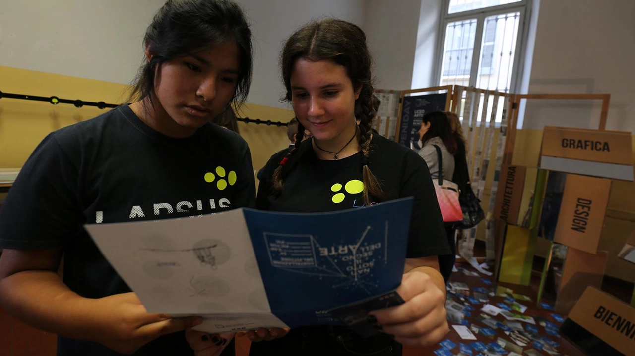 Lo slittamento dei termini per le iscrizioni alle scuole dei diversi ordini e gradi consentirà a ragazzi e famiglie di chiarirsi meglio le idee Lo slittamento dei termini per le iscrizioni alle scuole dei diversi ordini e gradi consentirà a ragazzi e famiglie di chiarirsi meglio le idee