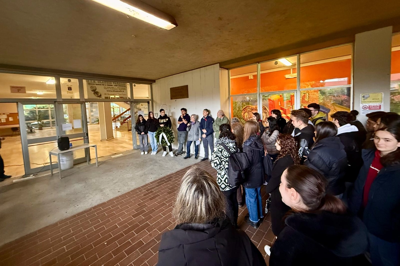 L'omaggio reso dagli studenti dell'istituto superiore che oggi porta il nome di Varalli