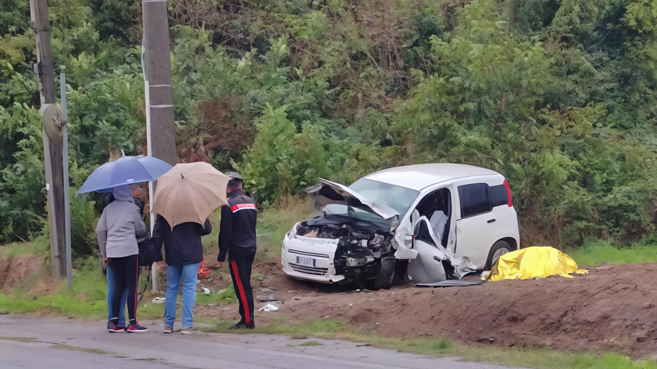 In via Legorino a Calvatone un cantoniere ha notato la carcassa dell’auto intorno alle 7.30 di ieri, in gran parte distrutta dall’impatto con il cemento In via Legorino a Calvatone un cantoniere ha notato la carcassa dell’auto intorno alle 7.30 di ieri, in gran parte distrutta dall’impatto con il cemento