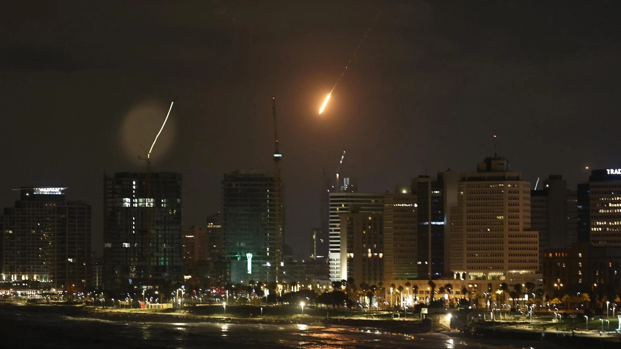 Missili iraniani colpiscono Tel Aviv e Gush Dan: gravi danni e decine di feriti, tra cui un bambino in condizioni critiche.