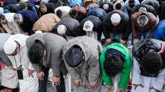 Paderno Dugnano, i Testimoni di Geova vendono il tempio alla comunità islamica: levata di scudi della Lega Paderno Dugnano, i Testimoni di Geova vendono il tempio alla comunità islamica: levata di scudi della Lega