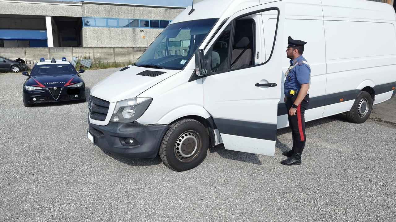 Un furgone rubato a Cremona è stato inseguito dai carabinieri lungo la tangenziale di Crema. Il ladro è fuggito a piedi, ma il veicolo è stato recuperato e restituito al legittimo proprietario. Un furgone rubato a Cremona è stato inseguito dai carabinieri lungo la tangenziale di Crema. Il ladro è fuggito a piedi, ma il veicolo è stato recuperato e restituito al legittimo proprietario.