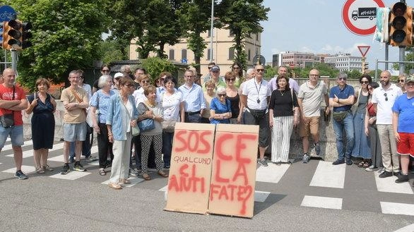 La protesta dei residenti che ieri hanno lanciato nel Naviglio una simbolica bottiglia con un messaggio La protesta dei residenti che ieri hanno lanciato nel Naviglio una simbolica bottiglia con un messaggio